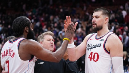 哈登：我告诉祖巴茨需要他打出20分15板的表现 篮下要强硬终结