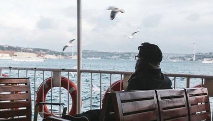 天博体育娱乐平台-22岁生日礼！苏翊鸣82.41分封王，五朝元老徐梦桃卫冕，中国冬奥代表团一夜夺两金